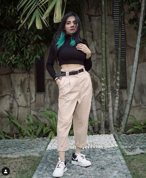 Lepas Hijab Langsung Tampil Seksi, Ini 5 Potret Terbaru Penyanyi Zizi Kirana