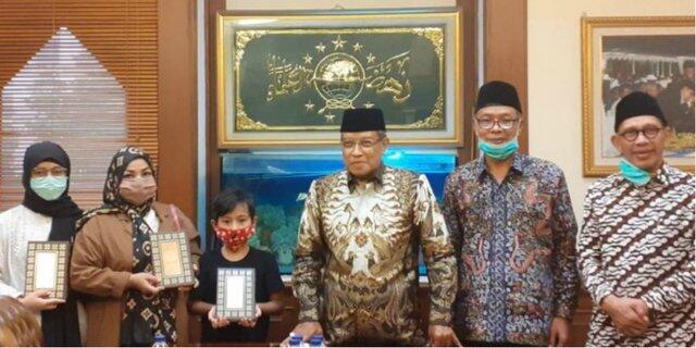 Ibu dan Dua Anak Peluk Islam, Dibimbing Ketum PBNU