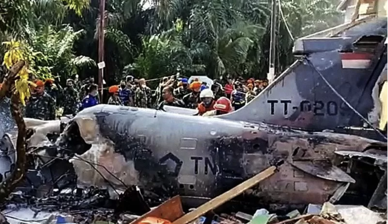 Sebuah pesawat tempur TNI AU jatuh di kawasan permukiman warga 