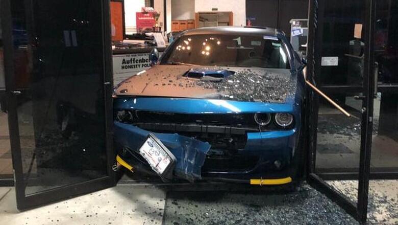 Maling Apes, Nyuri Mobil Tapi Malah Nyangkut di Kusen Pintu
