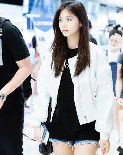 Gemar Pakai Denim, Begini Gaya Keren Tzuyu TWICE