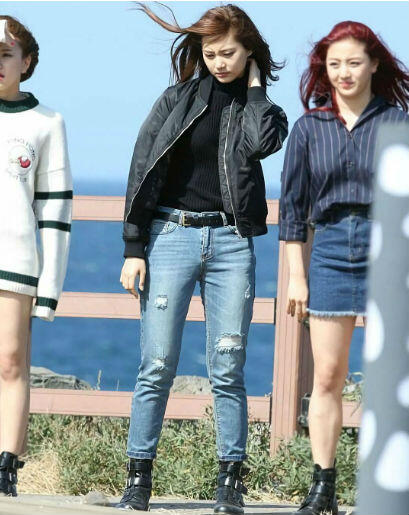 Gemar Pakai Denim, Begini Gaya Keren Tzuyu TWICE
