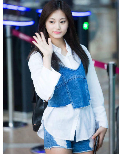 Gemar Pakai Denim, Begini Gaya Keren Tzuyu TWICE