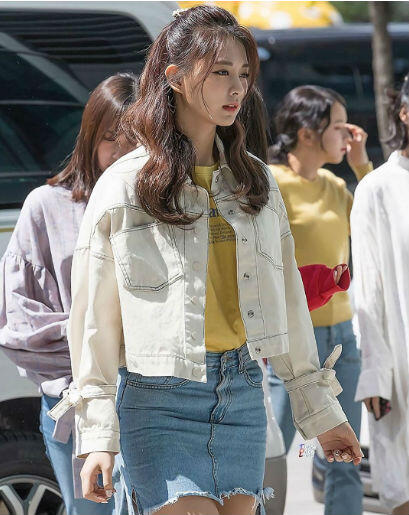 Gemar Pakai Denim, Begini Gaya Keren Tzuyu TWICE