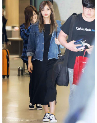 Gemar Pakai Denim, Begini Gaya Keren Tzuyu TWICE