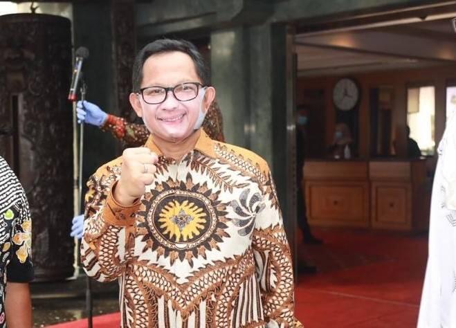 Gokil! Pedagang Ini Pakai Masker Corona dari Batok Kelapa