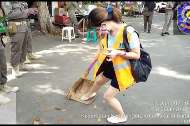 Tak Pakai Masker, Wanita Muda di Kembangan Ogah Diberi Sanksi Menyapu