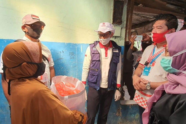 250 Penjaga Sekolah di Depok Dapat Bantuan dari Sandiaga Uno