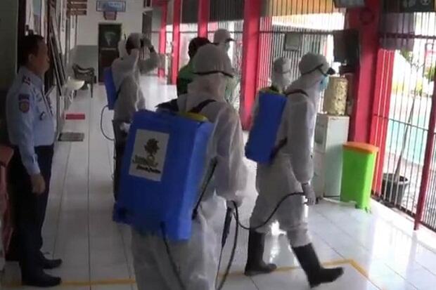 Cegah Corona, Lapas Kendal Disemprot Cairan Disinfektan