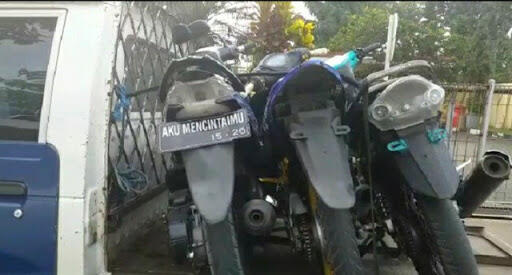 Motor dengan Plat Nomor “AKU MENCINTAIMU” Kena Tilang, Kelakuan!