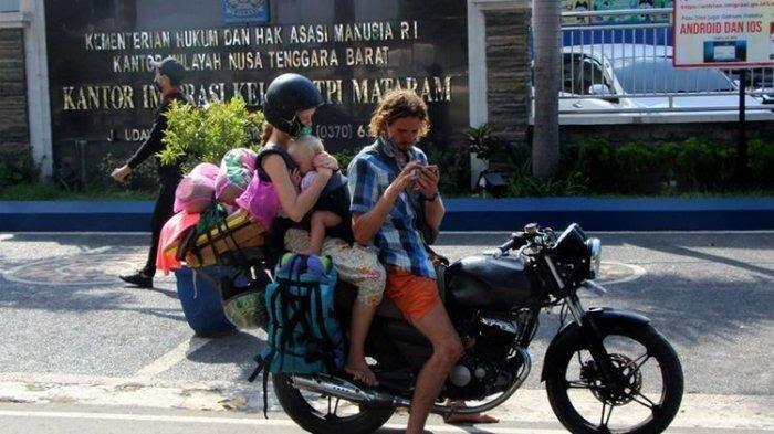 Viral! Video Pasutri Asal Rusia Rela Ngamen Sambil Gendong Anak, Buat Beli Makan