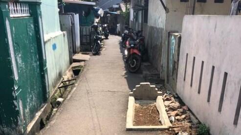 Geger Makam di Tengah Gang Sempit, Netizen: Jakarta Sempit Bos!