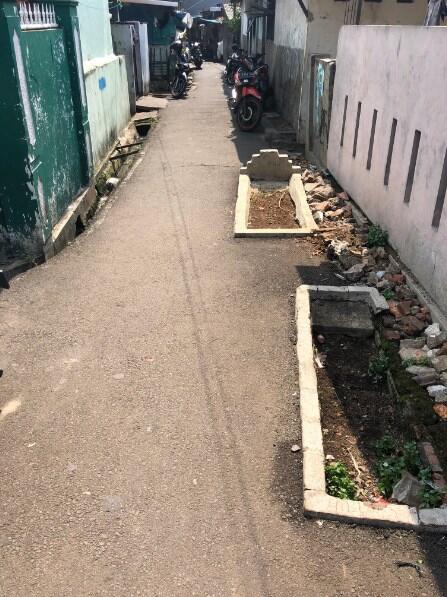 Geger Makam di Tengah Gang Sempit, Netizen: Jakarta Sempit Bos!