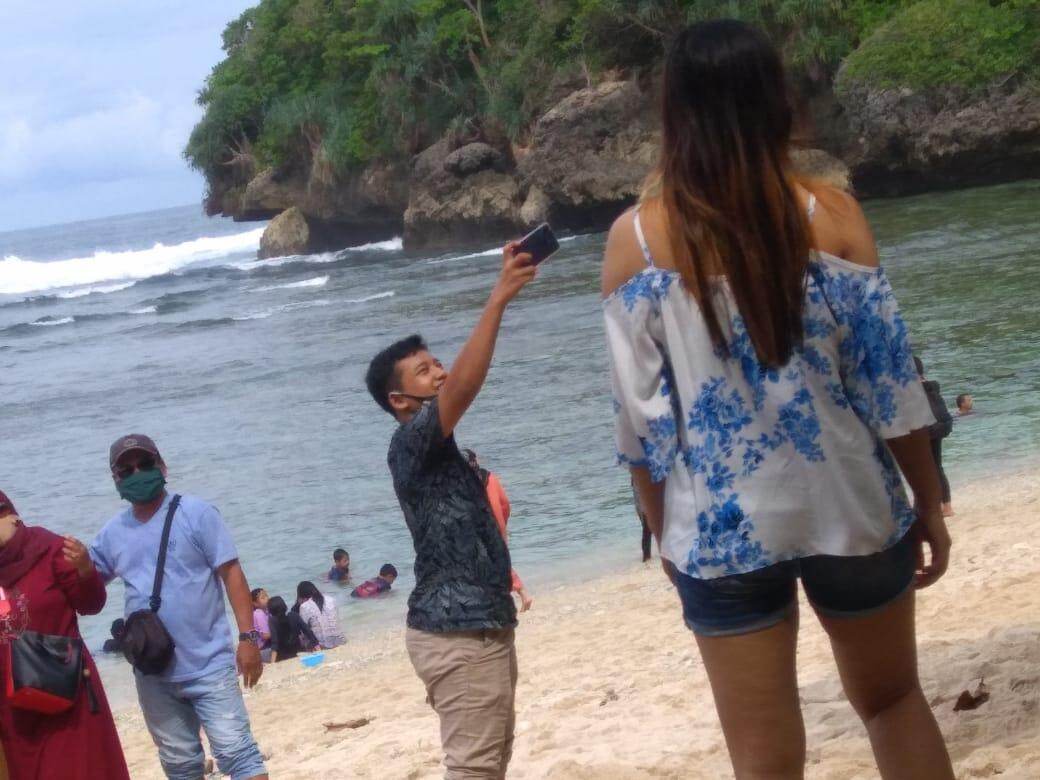 Pantai Teluk ASMARA Malang