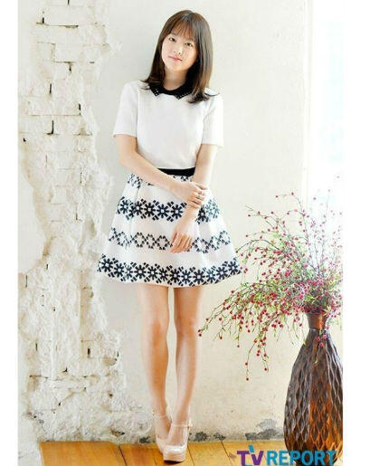 7 OOTD Feminin Park Bo Young Untuk Si Tubuh Mungil Agar Tampak Lebih Tinggi