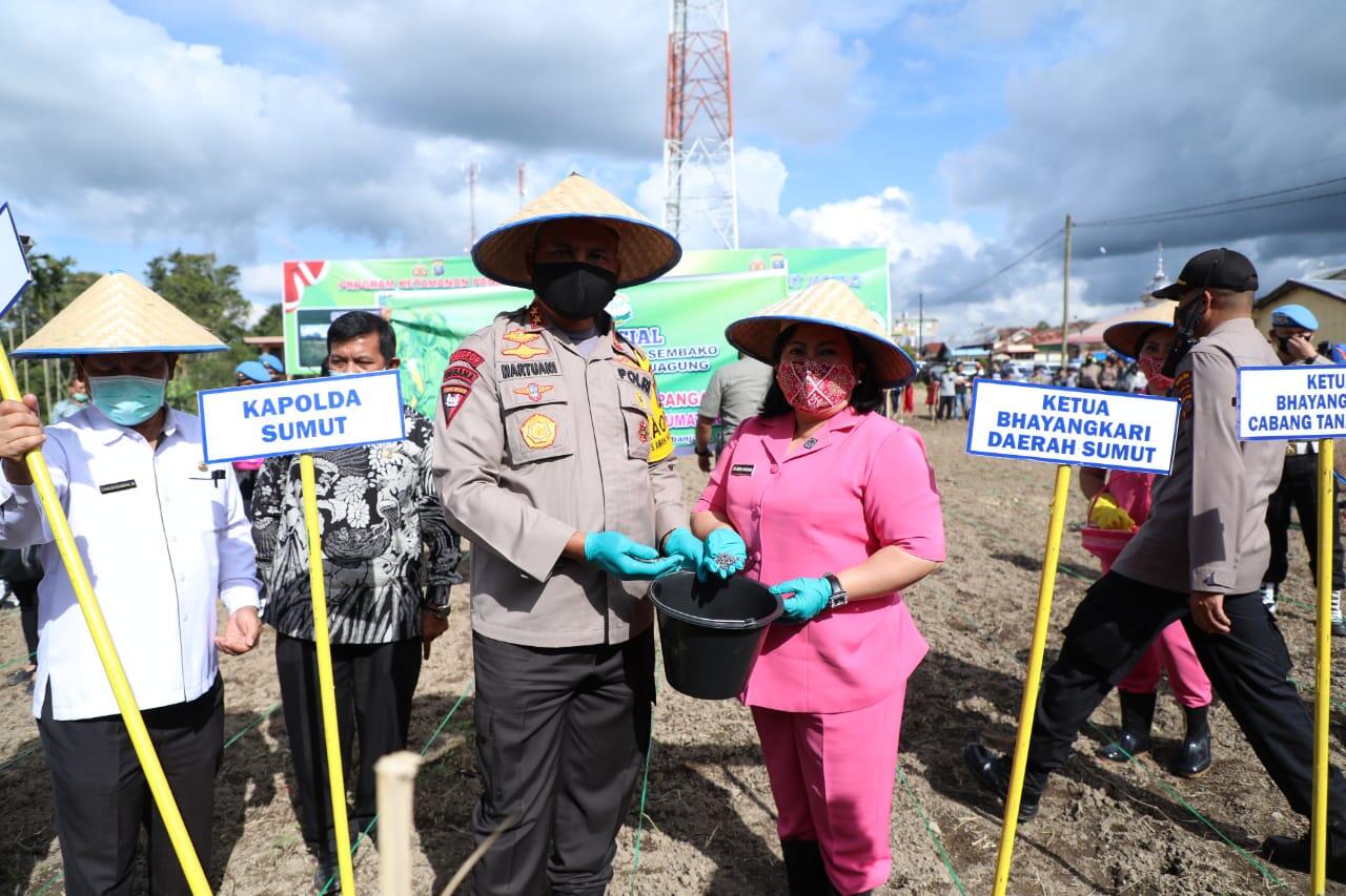 Pakai Topi Bulat , Kapolda Sumut dan Ketua Bhayangkari Tanam Jagung