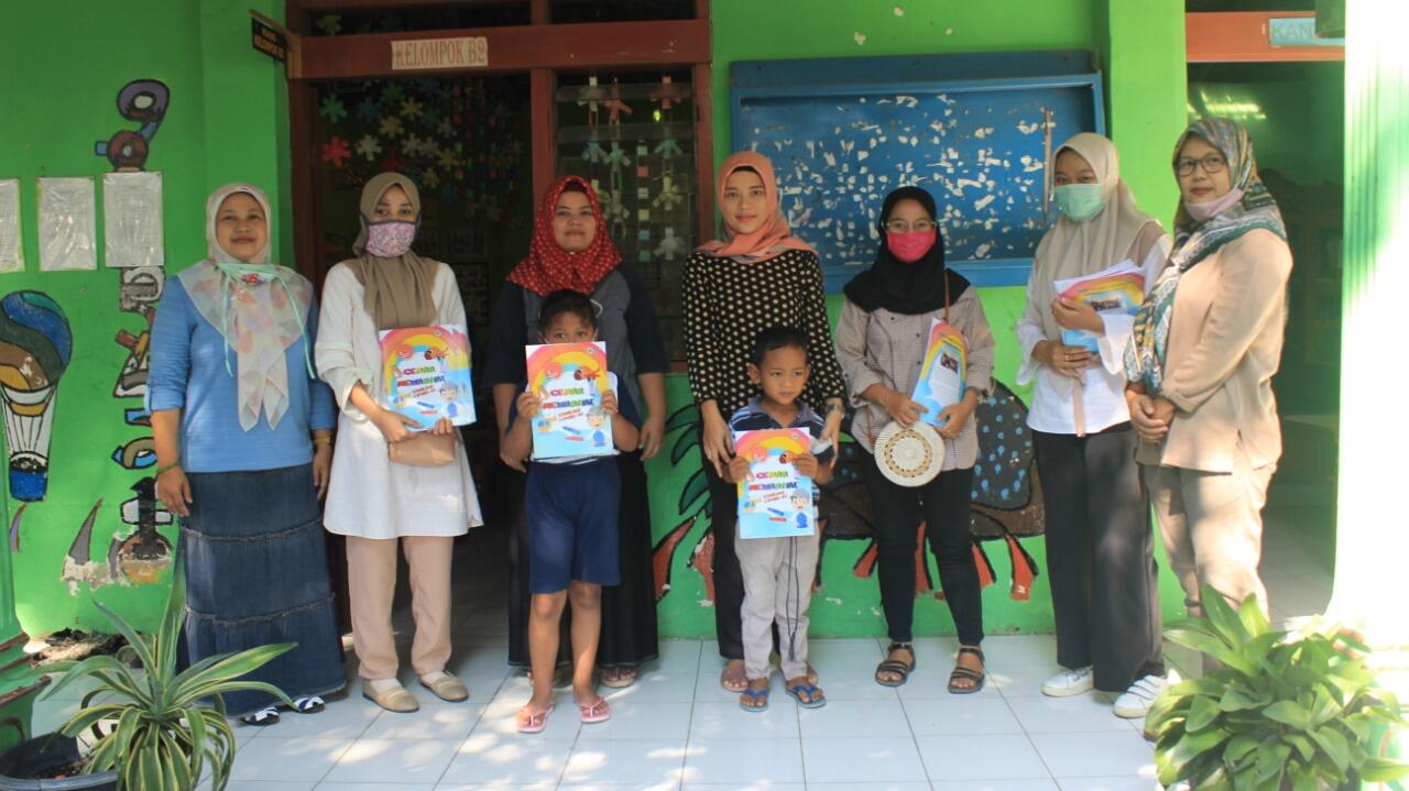 Edukasi Covid-19, Mahasiswa UM Gelar Lomba Mewarnai di Desa Balongejo
