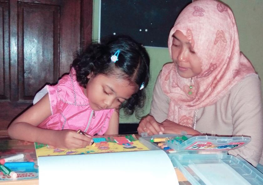 Edukasi Covid-19, Mahasiswa UM Gelar Lomba Mewarnai di Desa Balongejo