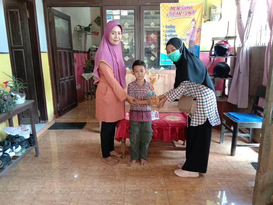 Edukasi Covid-19, Mahasiswa UM Gelar Lomba Mewarnai di Desa Balongejo