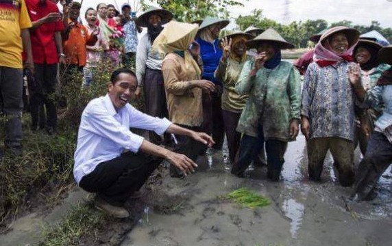 Tak Punya Uang, Warga di Bekasi Jual Kembali Beras Bantuan Presiden