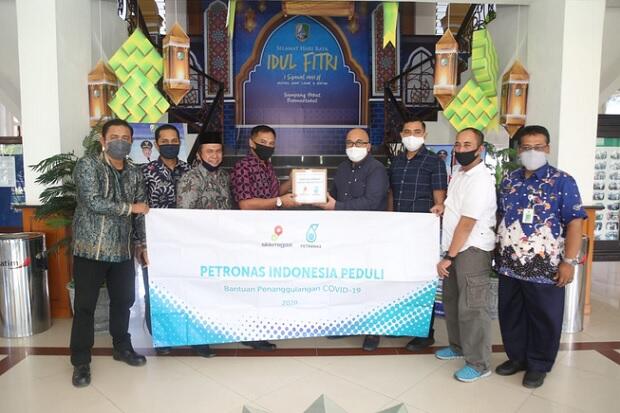 Petronas Salurkan Bantuan Sembako ke Warga Terdampak Corona di Sampang