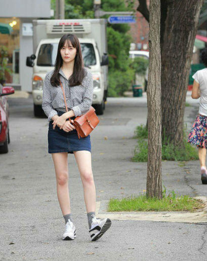 9 Inspirasi Outfit Dengan Bawahan Rok Jeans Ala Krystal Jung, Modis!