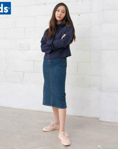 9 Inspirasi Outfit Dengan Bawahan Rok Jeans Ala Krystal Jung, Modis!