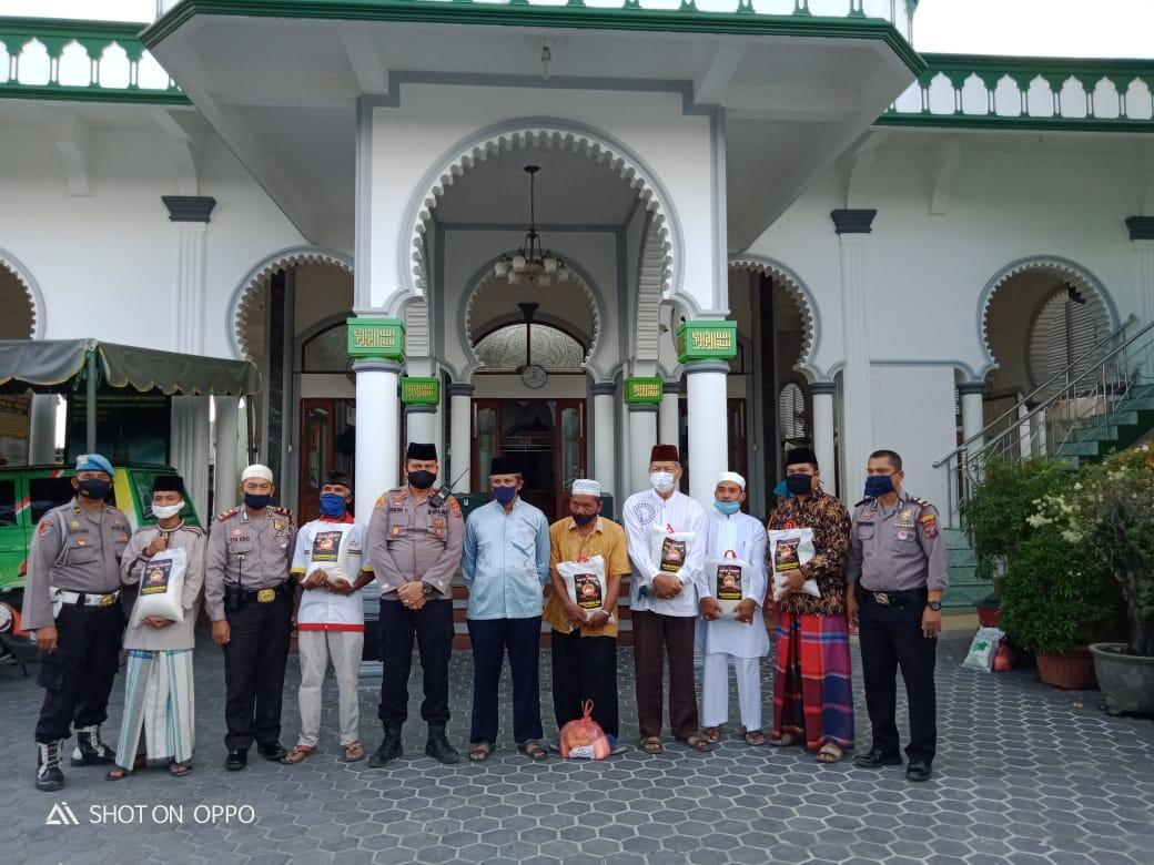 Polsek Medan Area Berbagi Sembako Menjelang Hut Bhayangkara Ke 74