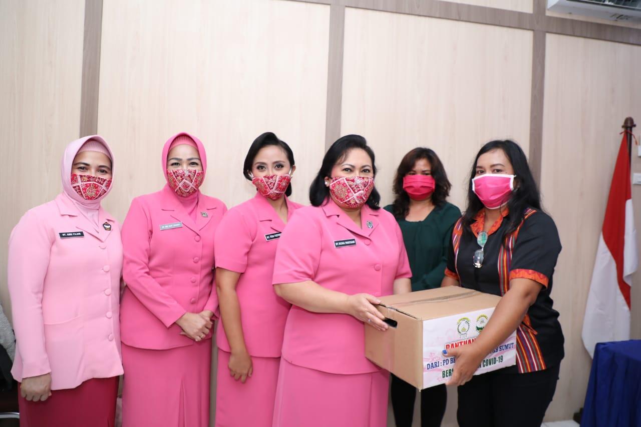 Ny Risma Martuani Sormin Berikan Bingkisan Kepada Warga Tanah Karo