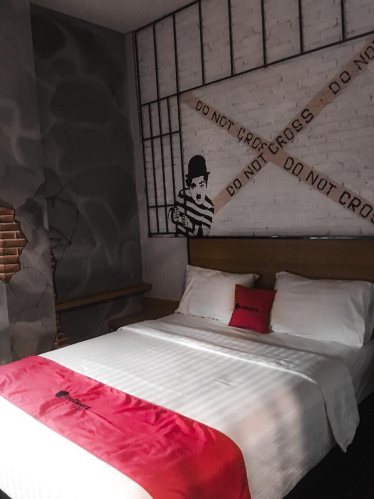  Unik! Kamar Reddoorz Bertema Penjara, Bengkel, Army dan pantai Dibuka Dibandung