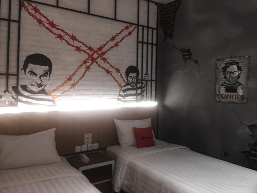  Unik! Kamar Reddoorz Bertema Penjara, Bengkel, Army dan pantai Dibuka Dibandung