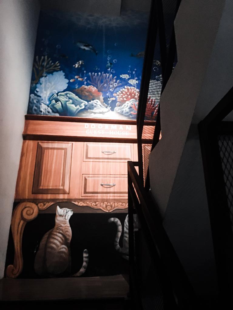  Unik! Kamar Reddoorz Bertema Penjara, Bengkel, Army dan pantai Dibuka Dibandung
