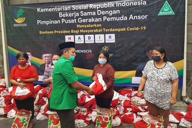 Kemensos-GP Ansor Salurkan 11.176 Paket Bansos ke Tenaga Pendidik