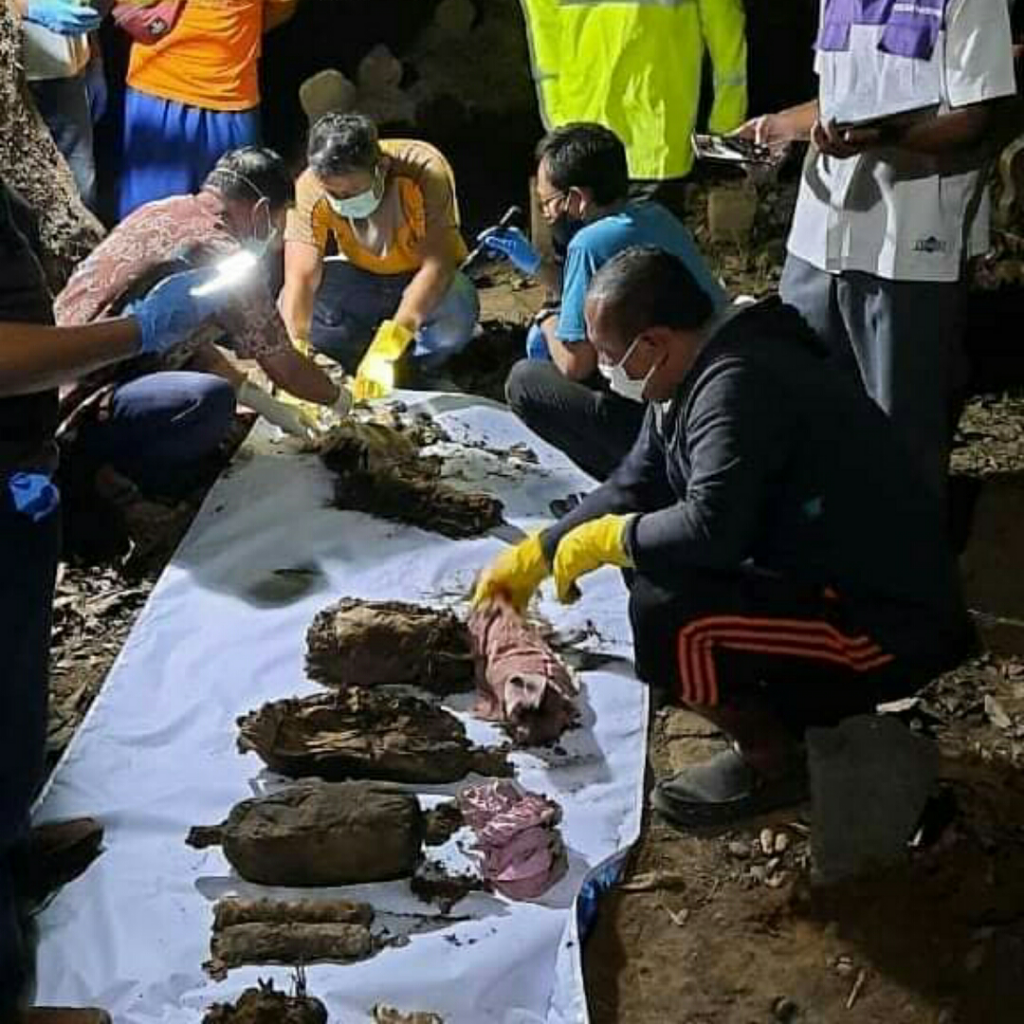 Viral! Ditemukannya Sembilan Bungkusan Kain Kafan di Makam Kudus, Ritual Santet Kah? 