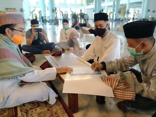 Milenial Tampan Ikrar Syahadat di Masjid Al-Akbar Surabaya