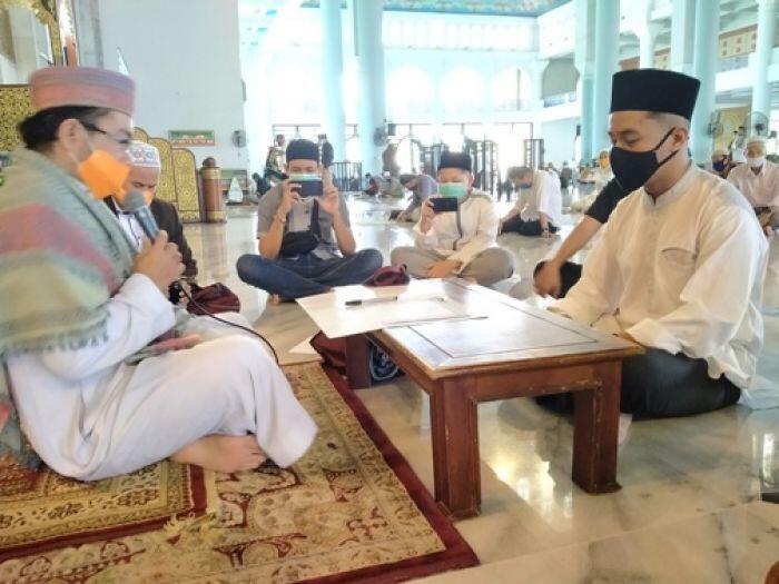 Milenial Tampan Ikrar Syahadat di Masjid Al-Akbar Surabaya