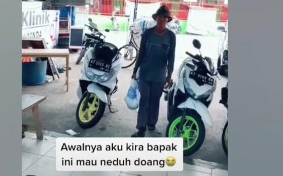Kisah Haru Bapak Tua, Beli Hp Untuk Anaknya dengan Sekarung Uang Receh!