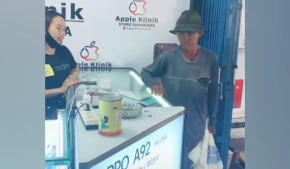 Kisah Haru Bapak Tua, Beli Hp Untuk Anaknya dengan Sekarung Uang Receh!
