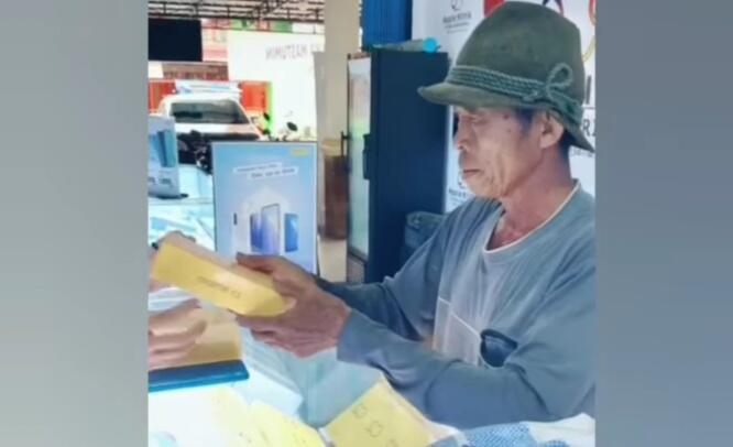 Kisah Haru Bapak Tua, Beli Hp Untuk Anaknya dengan Sekarung Uang Receh!