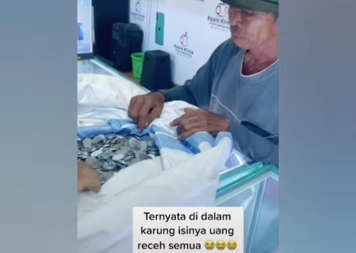 Kisah Haru Bapak Tua, Beli Hp Untuk Anaknya dengan Sekarung Uang Receh!