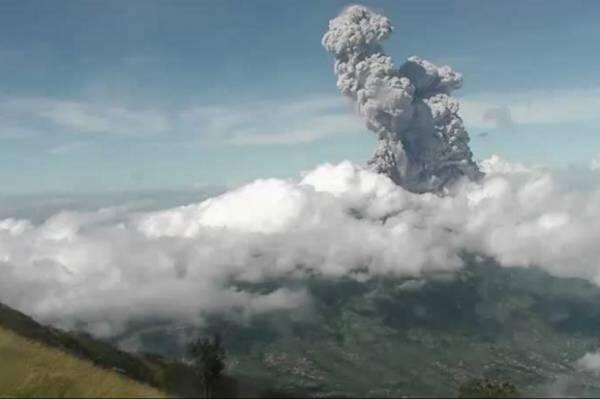 Terus Bergolak, Inilah Penampakan Abu Panas Gunung Merapi
