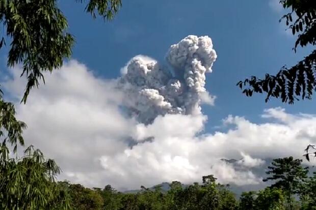 Terus Bergolak, Inilah Penampakan Abu Panas Gunung Merapi