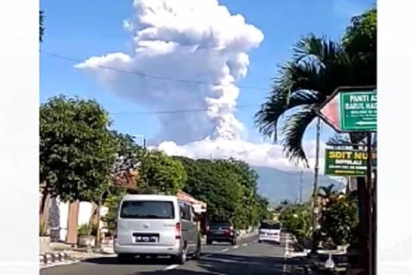 Terus Bergolak, Inilah Penampakan Abu Panas Gunung Merapi