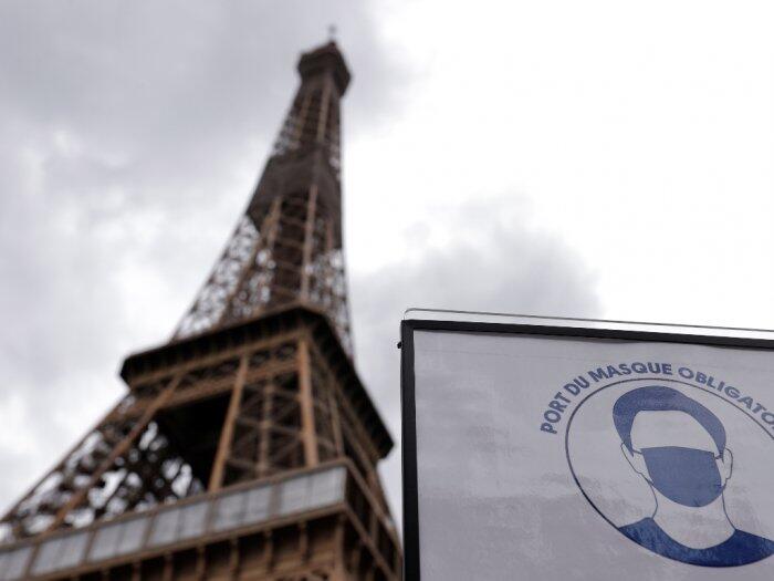 Menara Eiffel Kembali Dibuka, Tapi Turis Harus Naik Tangga