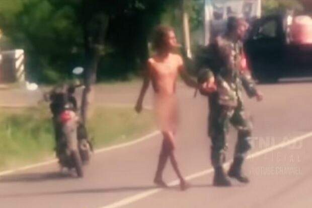 Mulia, Prajurit TNI AD Ini Menolong Pria dengan Gangguan Jiwa di Jalan