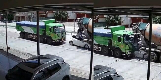 Viral Detik-detik Mengerikan Sedan Mungil Tergencet 2 Truk Mixer Semen