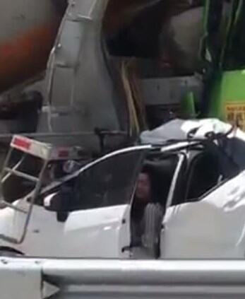 Viral Detik-detik Mengerikan Sedan Mungil Tergencet 2 Truk Mixer Semen