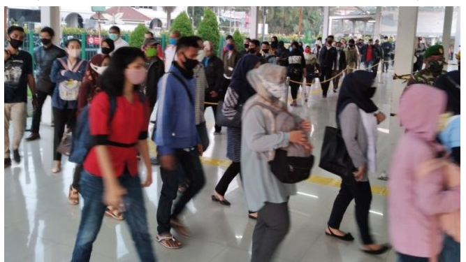 Penumpang KRL Bogor Numpuk, Wali Kota Salahkan Kantor di Jakarta Sudah Buka