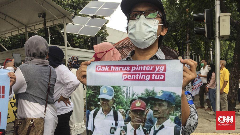 Orang Tua Siswa Desak Anies Hapus Aturan Usia PPDB Jakarta
