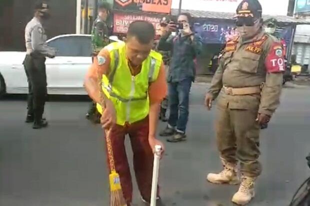 Tak Pakai Masker, Warga Tasikmalaya Dihukum Menyapu Jalan dan Fasum